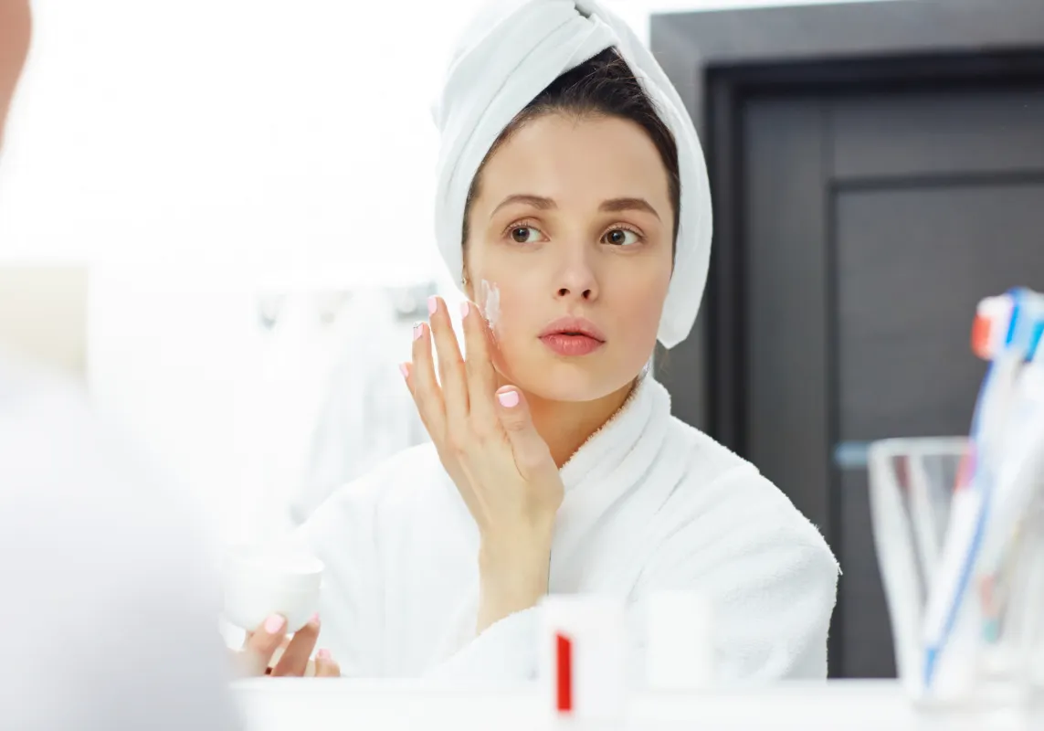 WENmedics | Model applying anti aging cream 