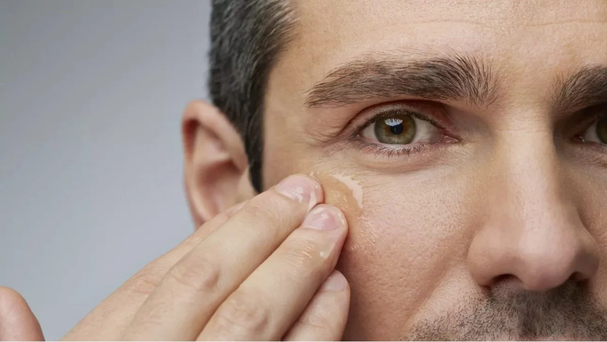 Man Applying Eye Cream | WENmedics
