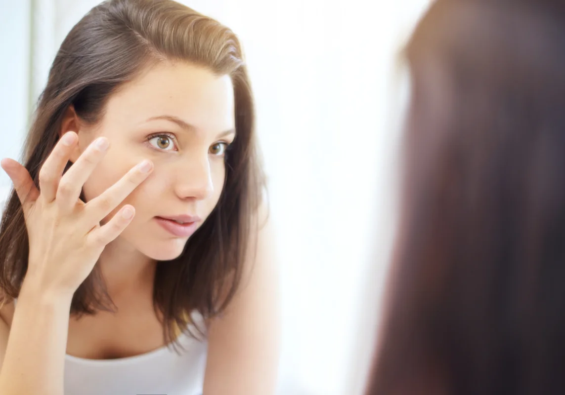 Model Hydrating Face with Hyaluronic Acid Serum