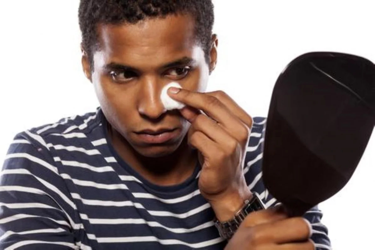 Man Applying Eye Cream | WENmedics
